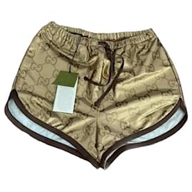 Gucci-Shorts aus laminiertem Jersey mit GG-Monogramm Kamel