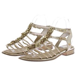 Chanel Sandálias gladiadoras de couro douradas Dourado