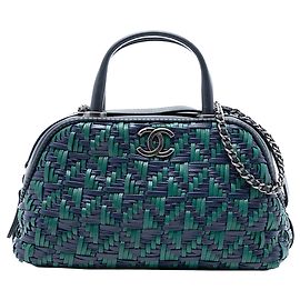Sac de bowling en cuir de veau tissé Chanel CC Bleu