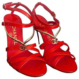 Sandales à talons Chanel en cuir verni corail Corail