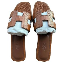 Sandales Hermès Oran en alligator mat - couleur Or Marron