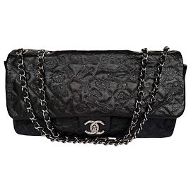 Chanel jumbo em couro de bezerro estampado símbolos da sorte Preto