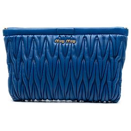 Miu Miu Clutch aus blauem, gestepptem Lammleder Blau