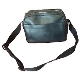 Borsa a Spalla Louis Vuitton Reporter Taiga in Pelle Nera Nero