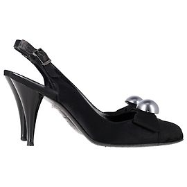Slingbacks em cetim preto com pérolas e laço da Chanel Preto