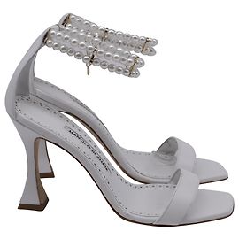 Sandálias Charona 105 em couro branco com embellishments de pérolas falsas da Manolo Blahnik Branco Cru