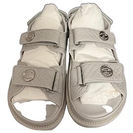 Chanel Sandalen aus grauem Leder Grau