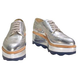 Brogues Prada in pelle argento metallizzato con piattaforma Argento
