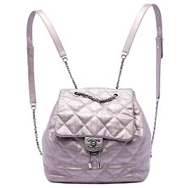 Mochila com aba Ground Control em couro de bezerro iridescente acolchoado rosa da Chanel Rosa