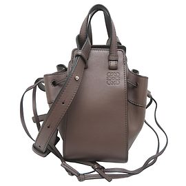 Loewe Hammock Mini Damenhandtasche aus braunem Kalbsleder Braun