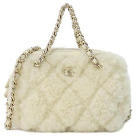 Bolsa de mão marfim Chanel com hardware dourado Cru
