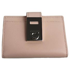 Tarjetero de piel de ternera Gancini Hug de Salvatore Ferragamo Rosa