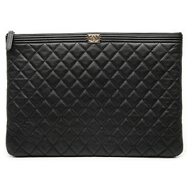Chanel Negro Gran Clutch O Case de Caviar Acolchado Boy Negro