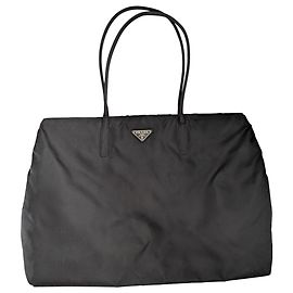Bolsa de ombro em couro de bezerro preto com logo de nylon Prada Preto