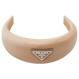 Diadema de nylon con placa de logo triangular Prada Beige