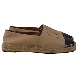 Espadrilles Chanel CC com bico em couro de cordeiro bege Bege