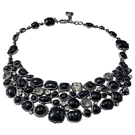 Colar Statement Bib Gripoix com CC em Cristais Pretos Raro Chanel 08A Preto Prata Metálico Hardware prateado