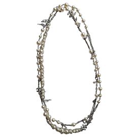 Chanel Colar longo de pérolas com logotipo em prata esterlina 14K Hardware prateado