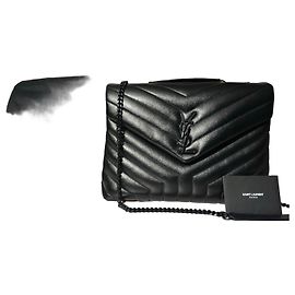 Yves Saint Laurent Bolsa Medium Loulou em couro preto acolchoado Preto