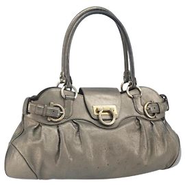 Bolsa de mão Gancini em couro Salvatore Ferragamo dourada Auth ka2356 Dourado