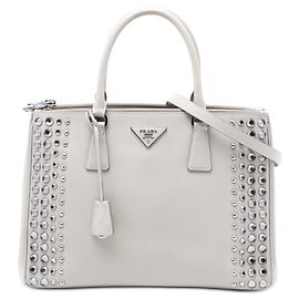 Bolsa Galleria de zíper duplo em Saffiano Lux cinza médio com studs e cristais da Prada Marrom Cinza