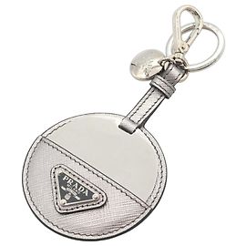 Chaveiro de couro e metal prateado Prada Prata