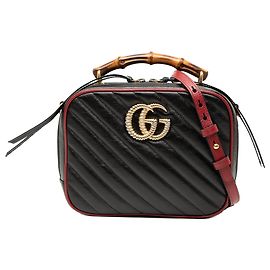 Bolsa de couro matelassé preto GG Marmont diagonal da Gucci com alças de bambu. Preto