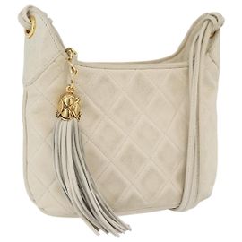CHANEL Bolsa de Ombro Matelassé em Couro de Cordeiro Marfim Ouro CC Auth 170897 Dourado Cru