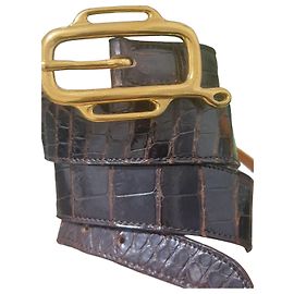 Cinto Hermès em couro de crocodilo marrom com acabamento dourado Marrom