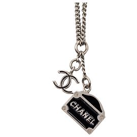 Halskette mit CC-Emaille-Anhänger aus versilbertem Material Chanel 31 Rue Cambon Silber