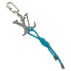 LOUIS VUITTON Chaveiro em forma de LV Charm metal azul MP2618 LV Auth 169919M Azul