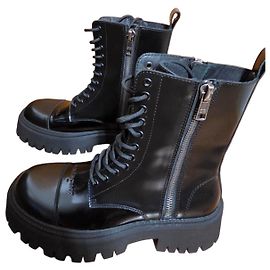 Balenciaga Botas pretas de couro com cadarços e zíper Preto