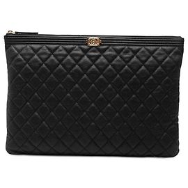 Chanel Boy O Clutch aus schwarzem, großem, gestepptem Kaviar Schwarz