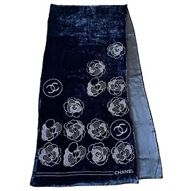 Chanel Schal aus schwarzem Samt mit Satinseidenfutter, Camelia-Muster, 180 x 42 cm Schwarz Silber