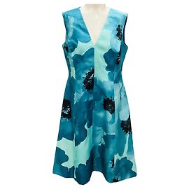 Vestido de cóctel de seda sin mangas con estampado floral turquesa de Lela Rose Azul