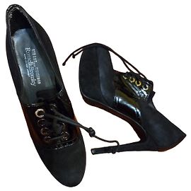 Bottes à talons noires en daim et cuir verni Stuart Weitzman Noir