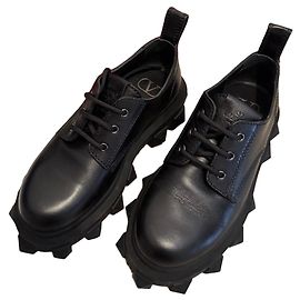 Scarpe stringate Valentino Garavani Rockstud in pelle nera Nero