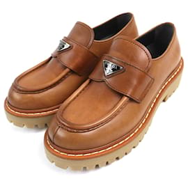 Mocassins de couro com logo triangular Prada Marrom