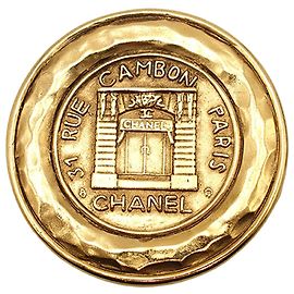 Chanel Gold Plated Medaillon Brosche 31 Rue Cambon Golden