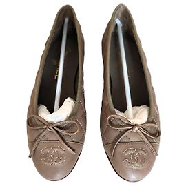 Sapatilhas Chanel Matelassadas de Couro Bege Bege