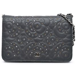 Carteira Chanel em couro de cordeiro preto CC com tachas Camélia e corrente Preto