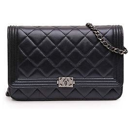 Chanel Blauer gesteppter Lammleder Boy Geldbeutel mit Kette Blau Marineblau