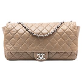 Chanel Marrom Jumbo Matelassê em Couro de Cordeiro Coco Rain Flap Marrom Castanho claro