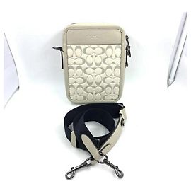 Bolsa transversal em couro de bezerro liso com assinatura COACH Outro