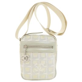 Bolsa de ombro da nova linha de viagem da Chanel Bege