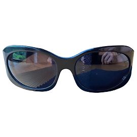 Óculos de sol Prada pretos com detalhe dourado Preto