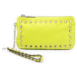 Pochette in pelle gialla Rockstud di Valentino Altro Giallo