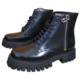 Gucci Botas de tornozelo pretas em couro com zíper Preto