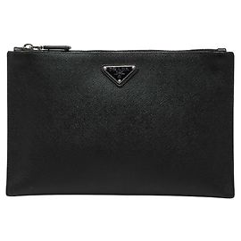 Pochette Prada con logo triangolare in pelle Saffiano nera per uomini Nero