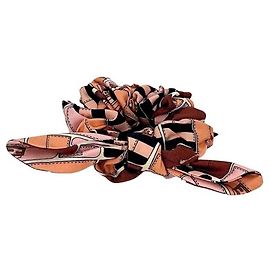 Fendi Scrunchie in seta rosa, beige e nera. Nastro per capelli FENDI FF Zucca in seta per donne. Nero